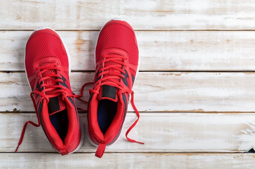 Красные мужские кроссовки с чем носить (68 фото)