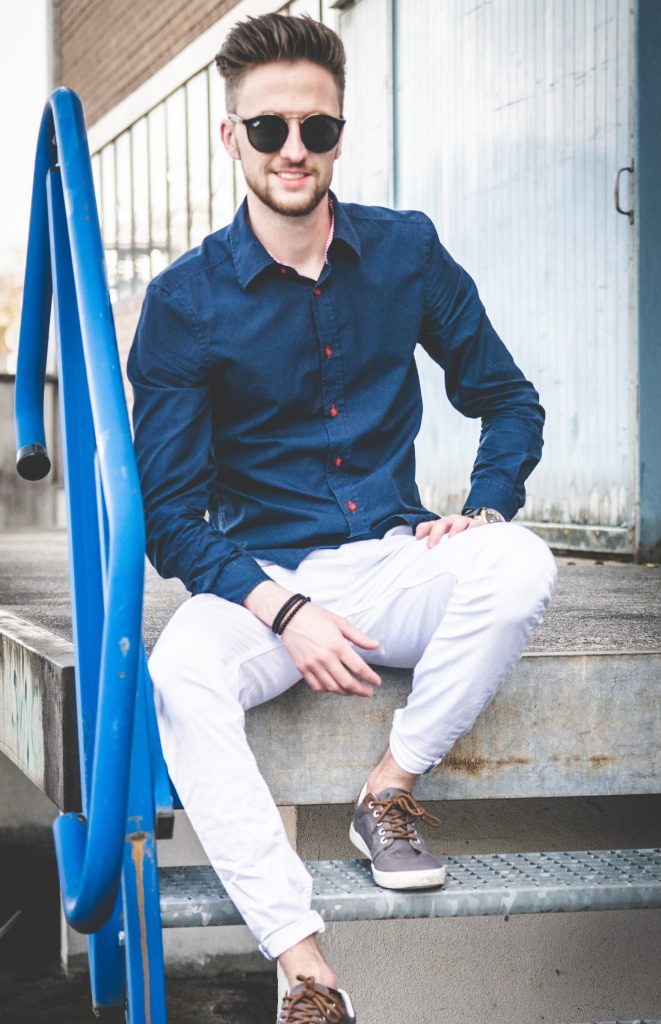 Какая рубашка подойдет к белым мужским брюкам? Как создать стильный наряд?