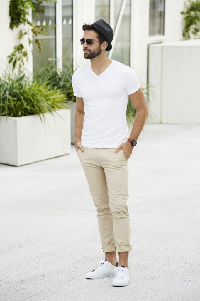 Бежевые мужские брюки: как правильно подобрать футболку, чтобы выглядеть стильно и чувствовать себя комфортно?