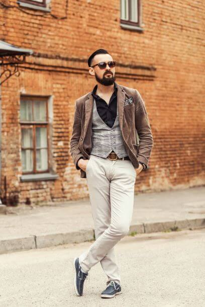 Белые мужские брюки - универсальная часть гардероба, которая идеально подойдет и для работы, и для неформальной встречи.