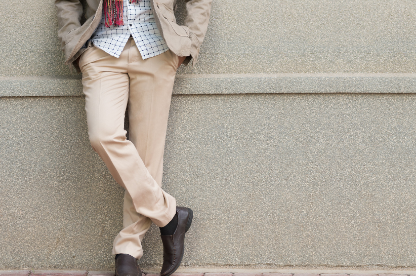 Мужские бежевые брюки: с чем носить, как сочетать