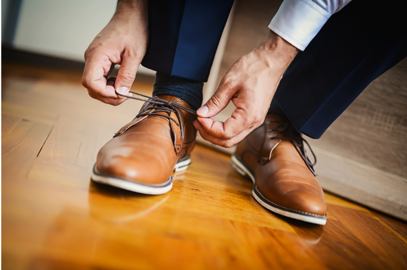 Как завязать обувь к костюму