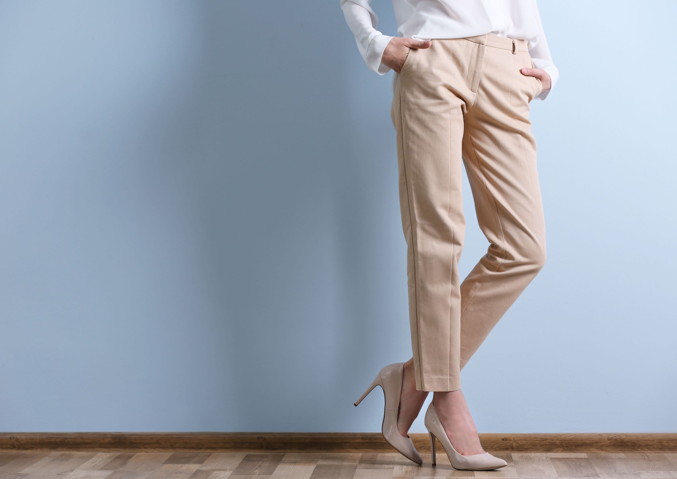 Женские бежевые брюки - с чем носить