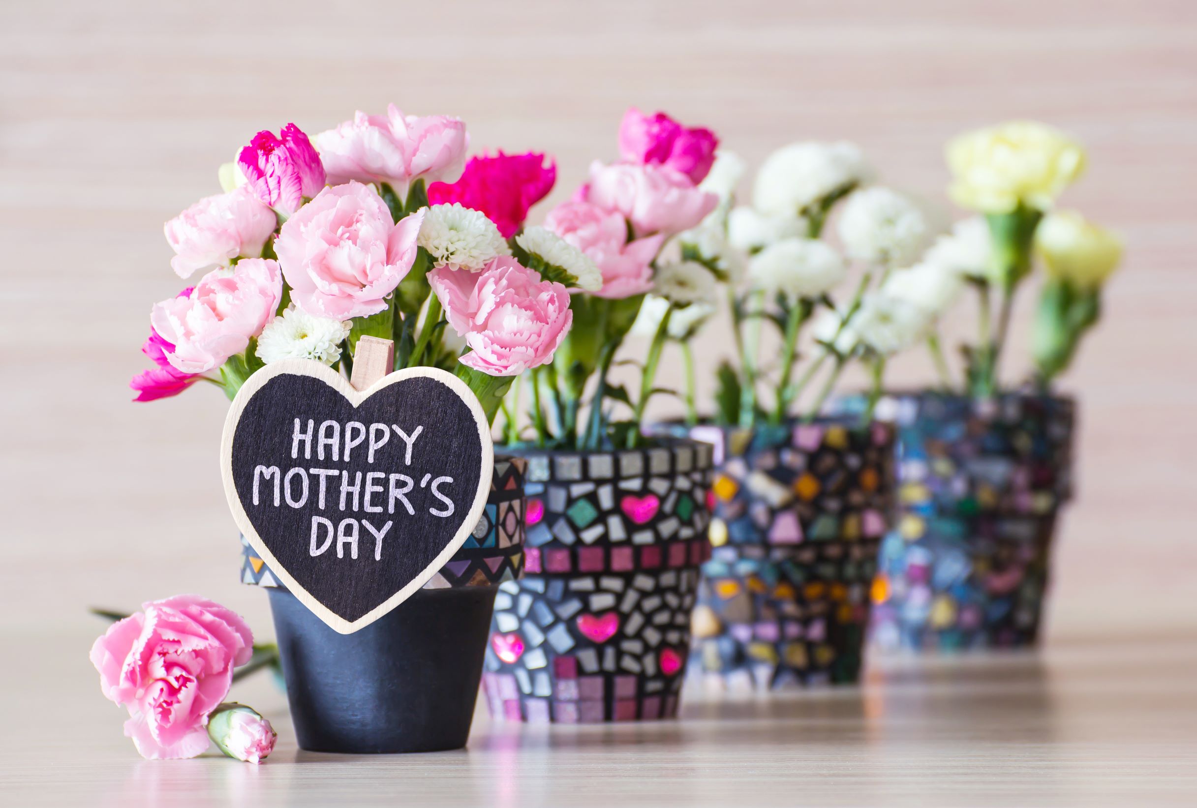 Праздник мама и цветы. Хэппи Мазерс дей. Счастливого дня матери. С днем матери стильно цветы. Цветы в подарок маме.