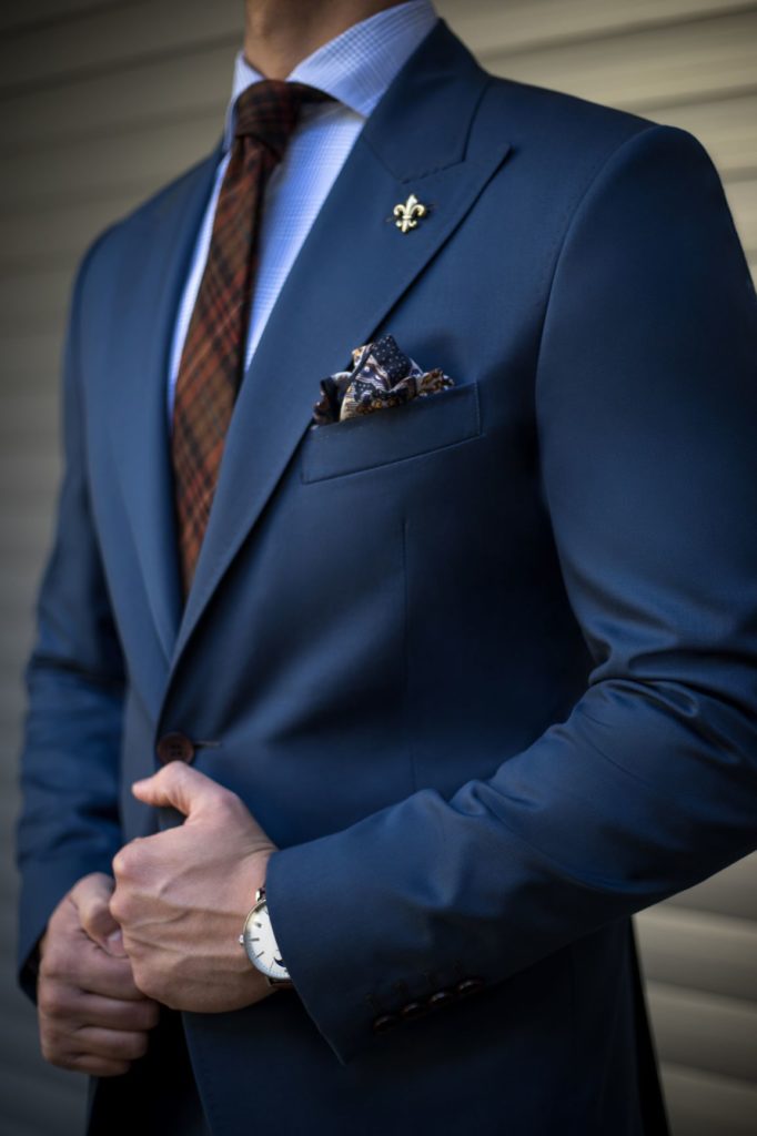 krawat do granatowego garnituru 1. темно синий костюм мужской какая рубашка...