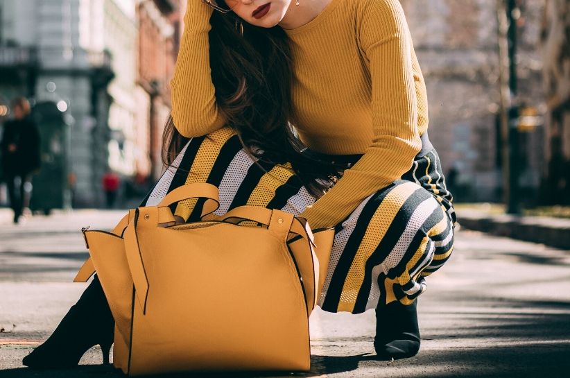 Желтая сумка: с чем носить и как?