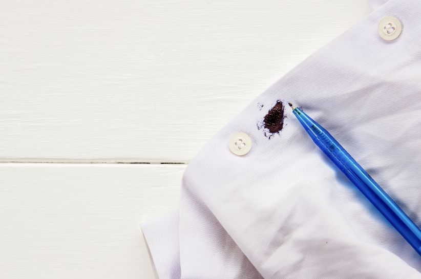 Як змити чорнило від ручки з одягу? Ось кілька перевірених домашніх засобів!
