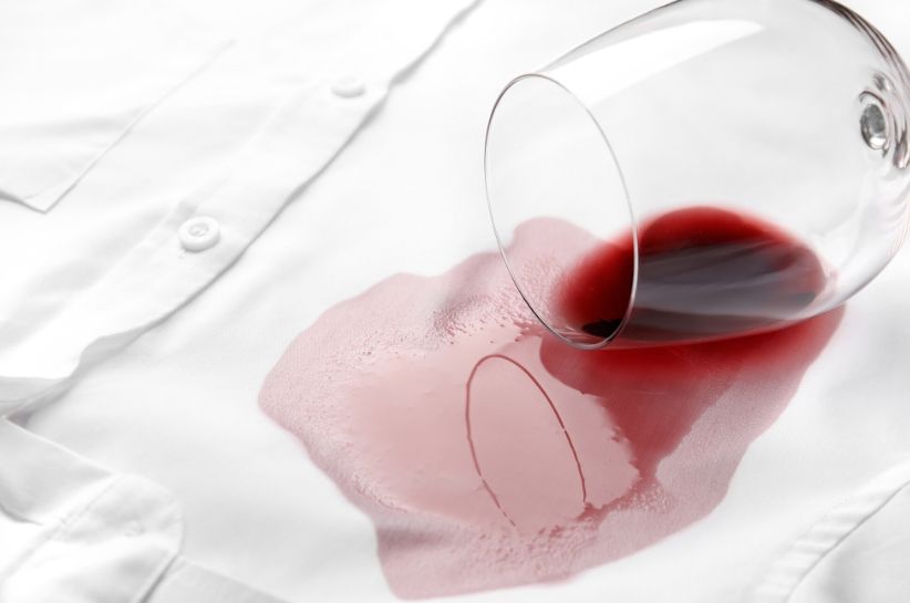 Пятна от красного вина на одежде – как от них избавиться?