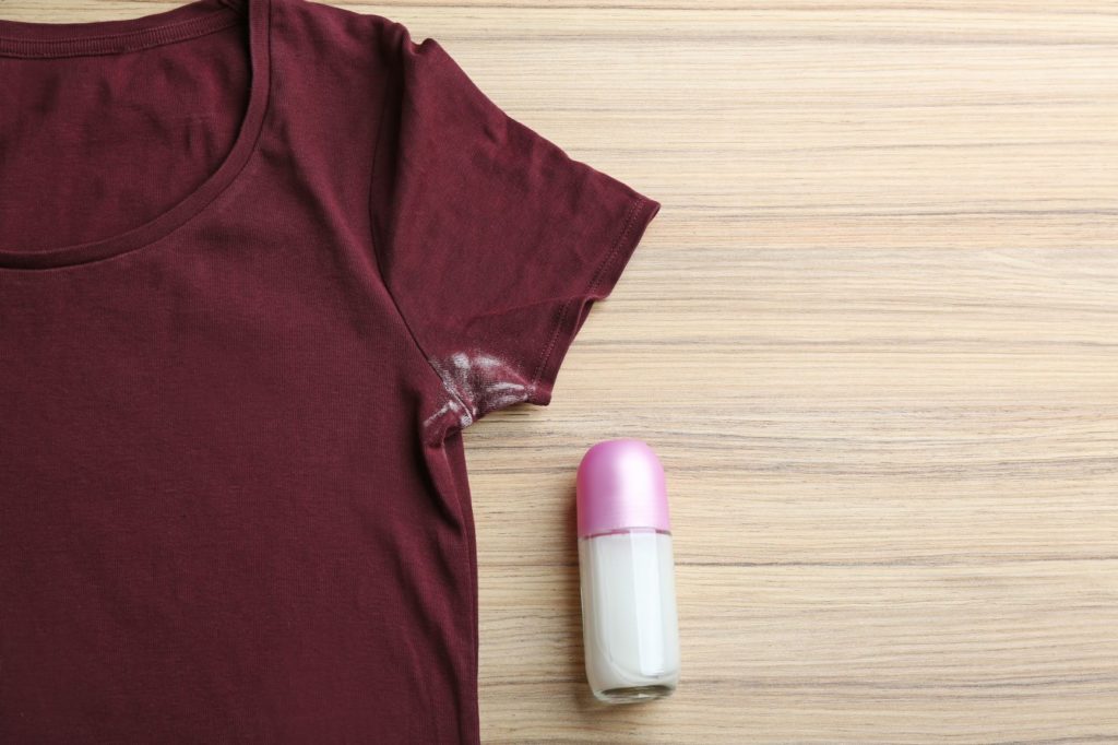 Узнай, как устранить пятна от пота с любимой футболки или блузки