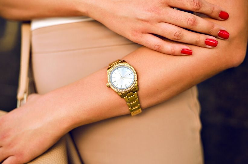 Золотые женские часы – аксессуар, который всегда в моде. Открой для себяфеноменальные стилизации с золотыми часами - We Love Born2be