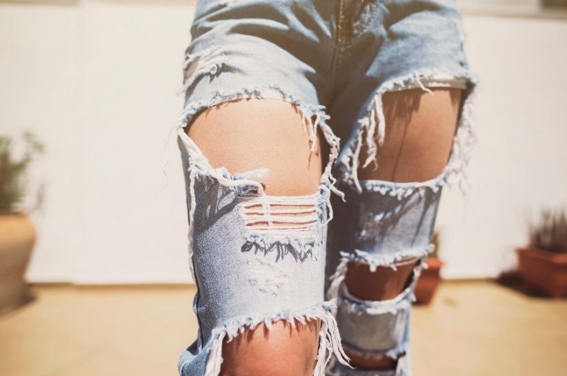 С чем носить рваные джинсы? Наши предложения модных нарядов