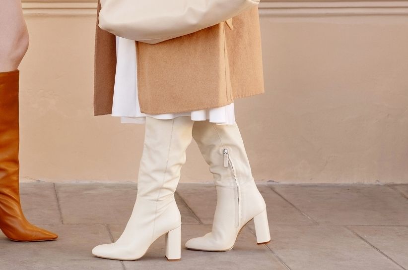 Стилізації з білими чоботами повертаються у моду. З чим їх носити?